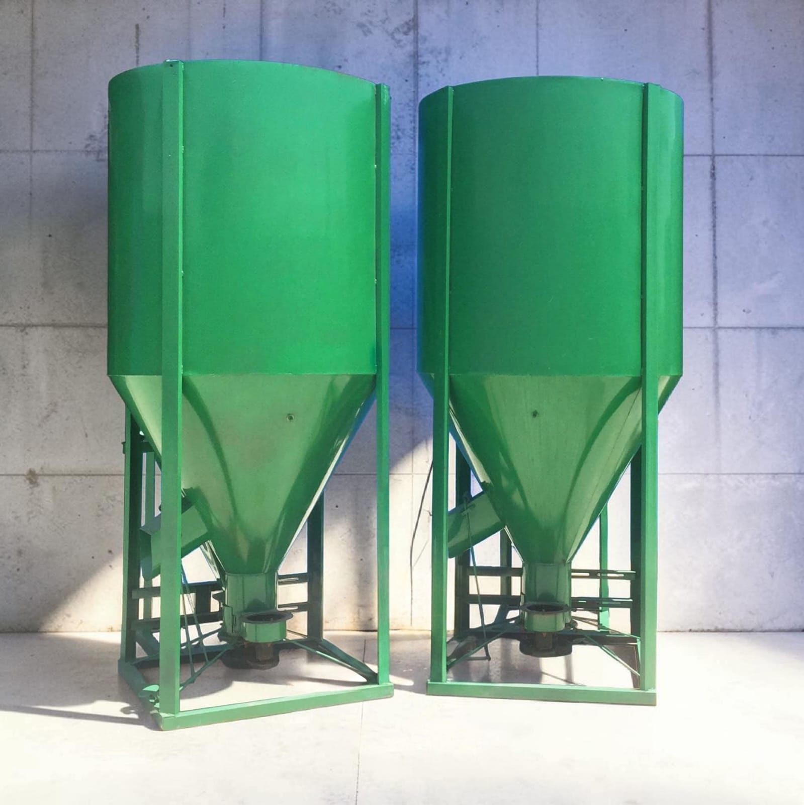 1 tonne horizontal animal feed mixer.