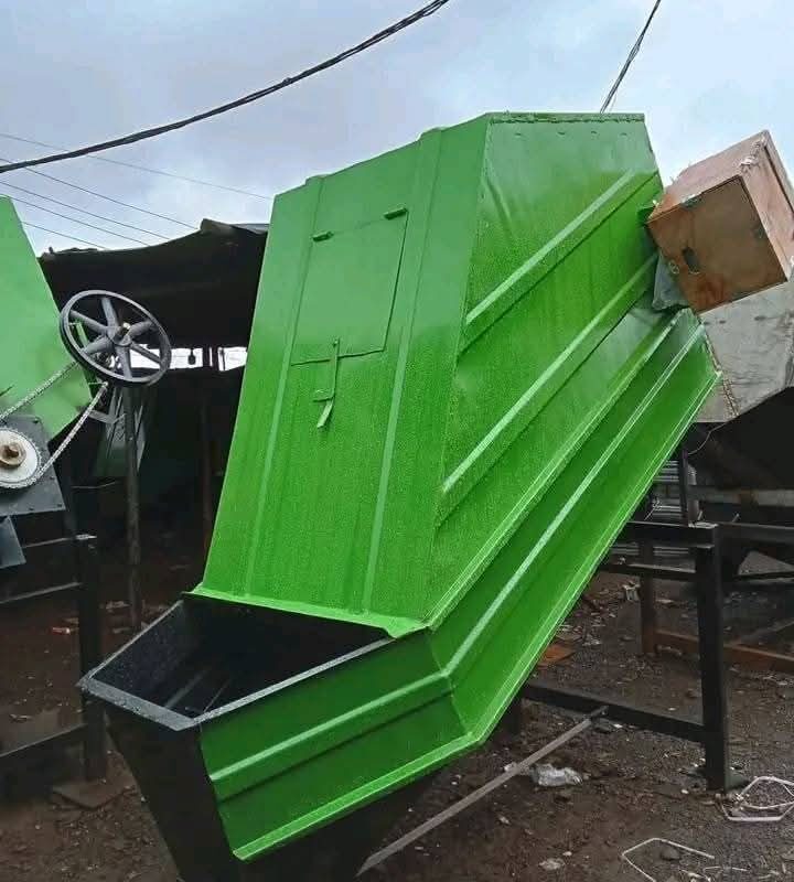 1 tonne animal feed mixer.